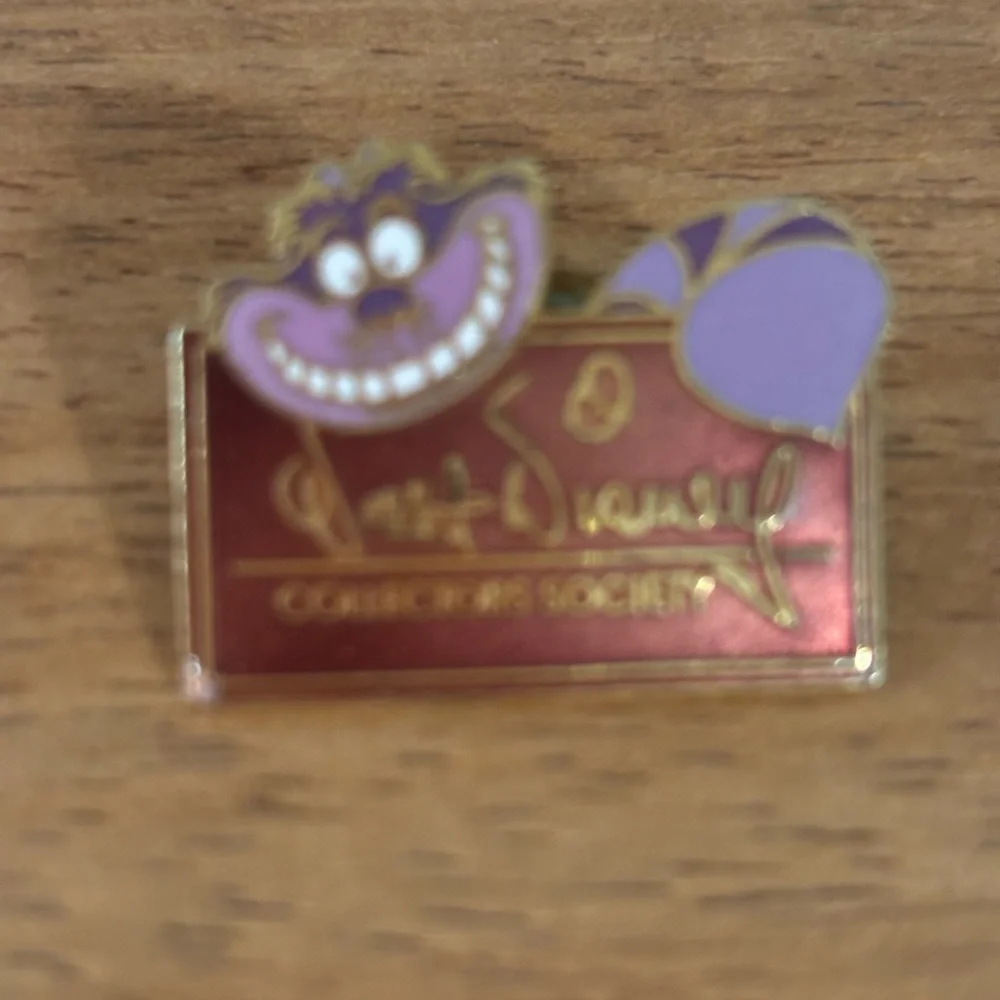 Disney Vintage 1994 Collectors Society Pin Cheshire Cat